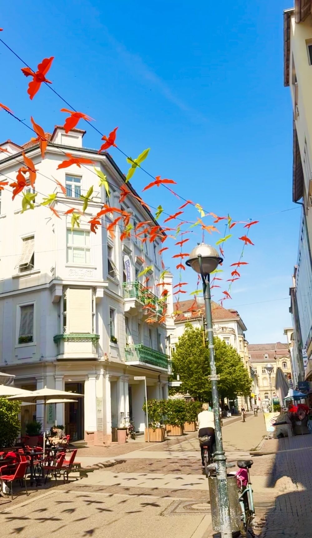Sommerdekoration in Karlsruhe – farbenfroh für Einkaufsstraßen und Innenstädte