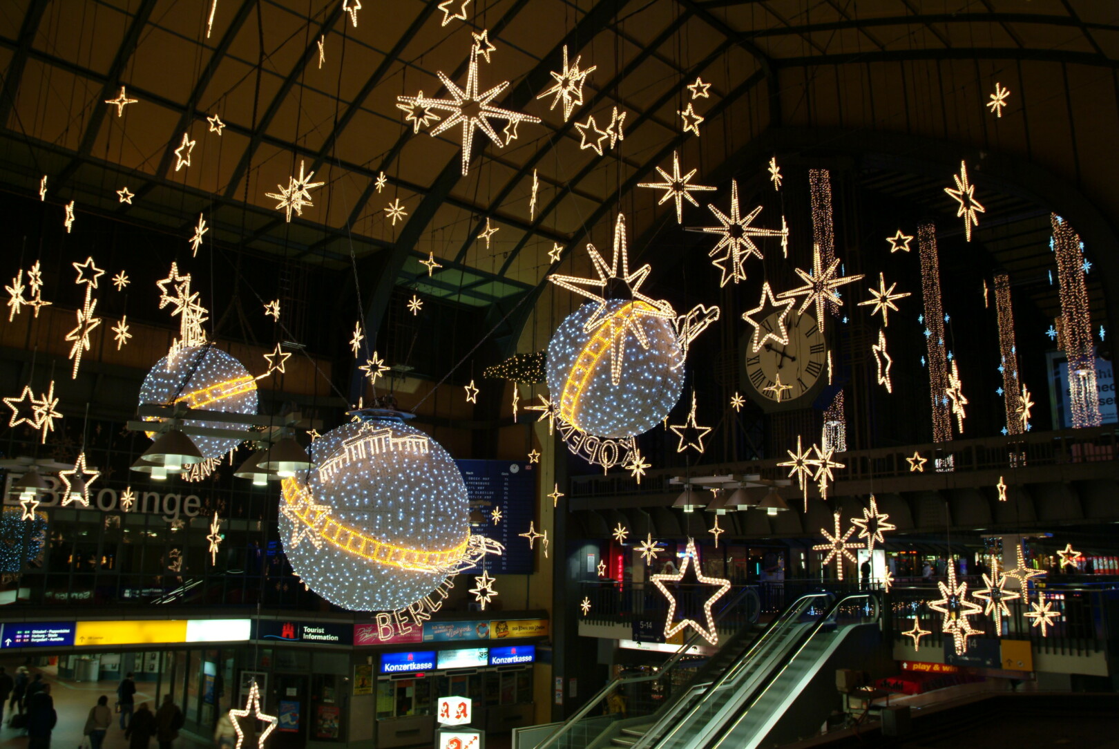 Weihnachtsbeleuchtung für die Wandelhalle im Hauptbahnhof Hamburg