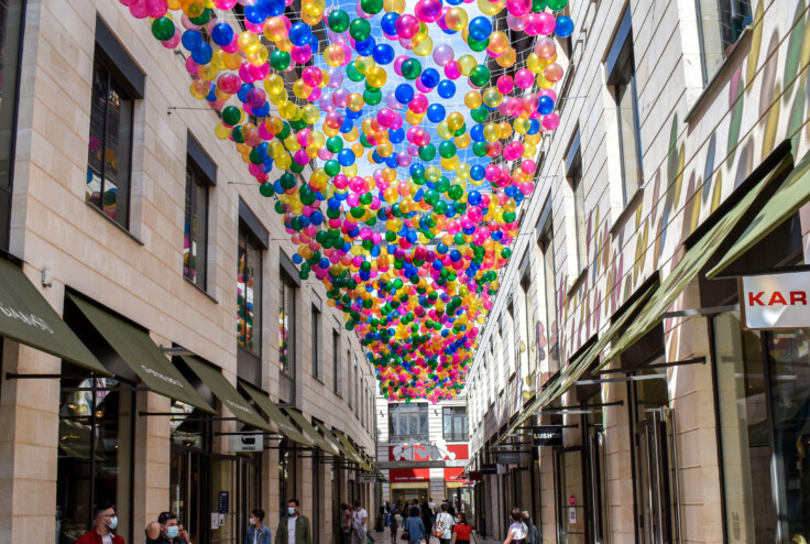 bunte Luftballons in Fußgängerzone für Sommer Dekoration