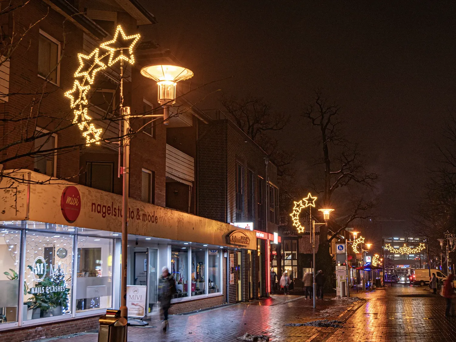 Weihnachts-Straßenbeleuchtung in der Einkaufsstrasse in Buchholz