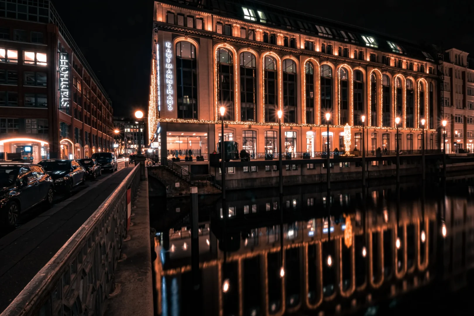 Weihnachtsbeleuchtung Einkaufsstrasse Kaufmannshaus in Hamburg