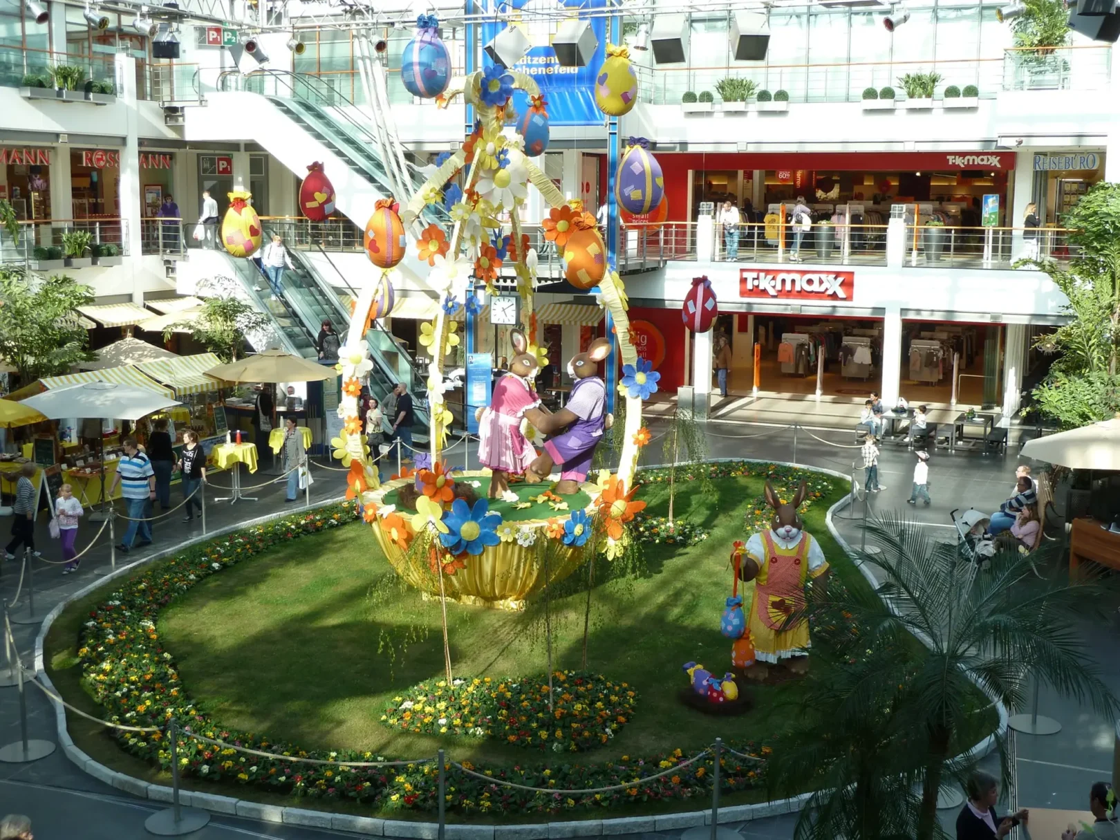 Deko zu Ostern für Einkaufszentrum Schenefeld