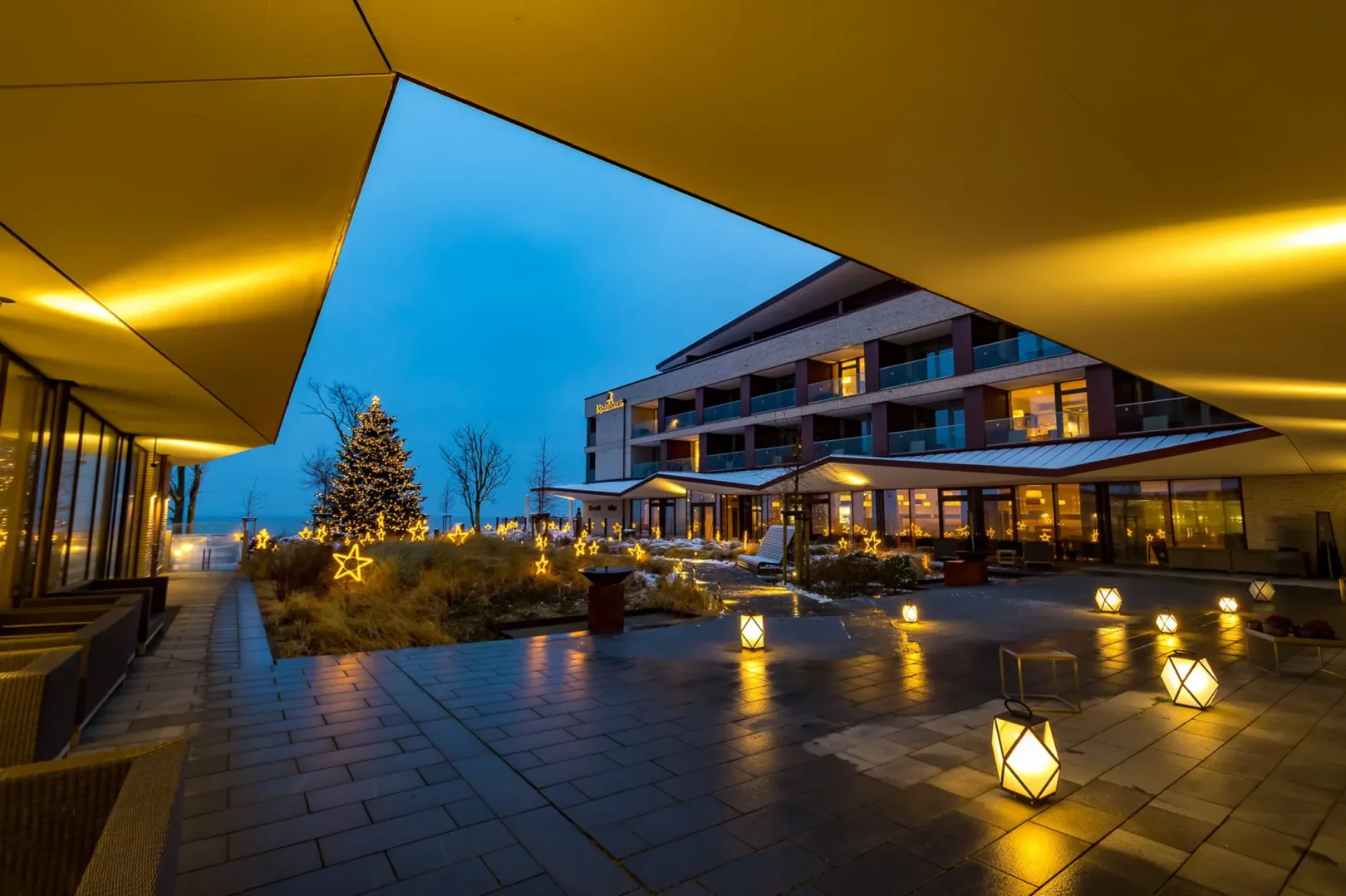 Die Schmücker, professionelle Weihnachtsbeleuchtung außen für Hotel Upstalsboom Wyk auf Föhr