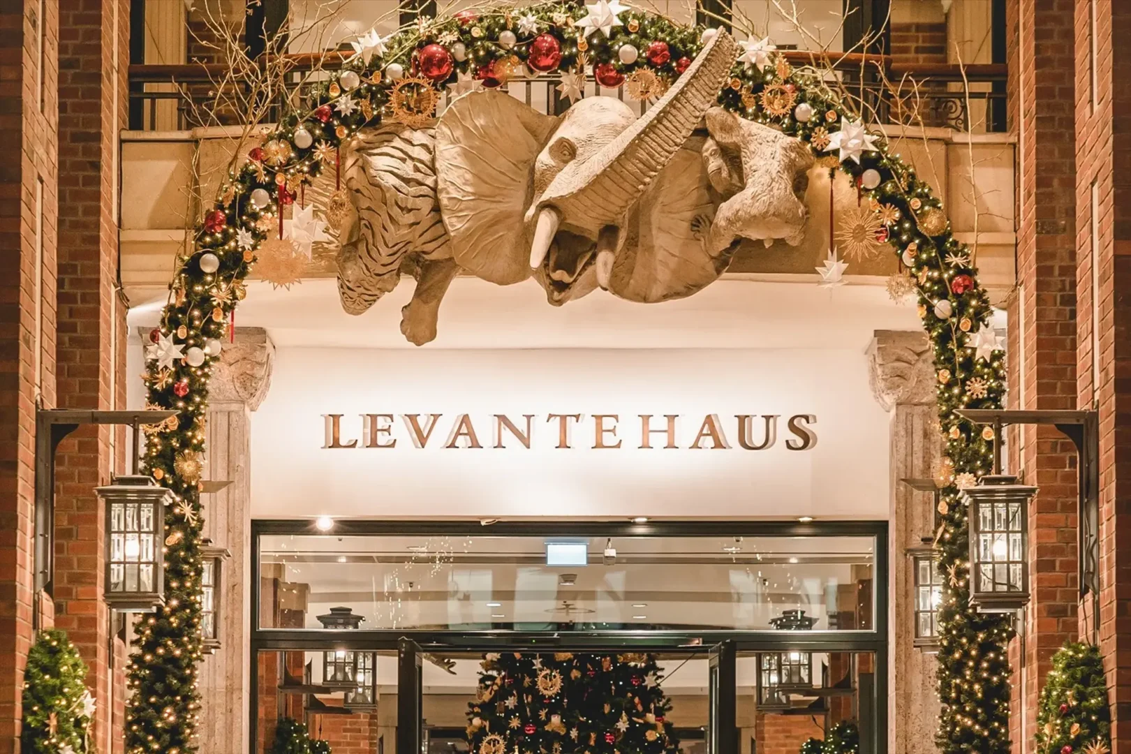 Professionelle Weihnachtsbeleuchtung für das Einkaufszentrum Levantehaus in Hamburg