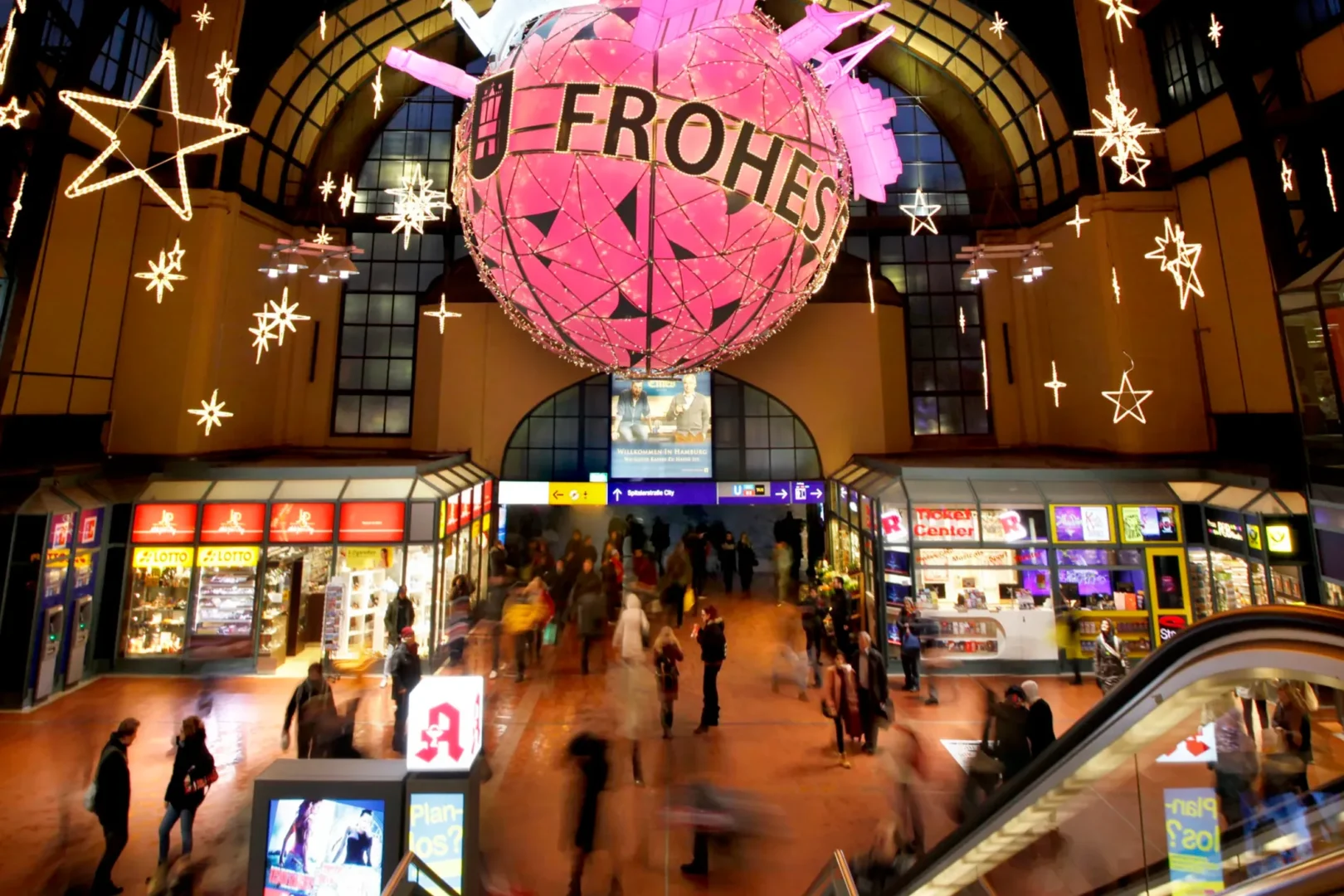 Professionelle Weihnachtsbeleuchtung und Weihnachtsdeko für die Wandelhalle im Hauptbahnhof Hamburg