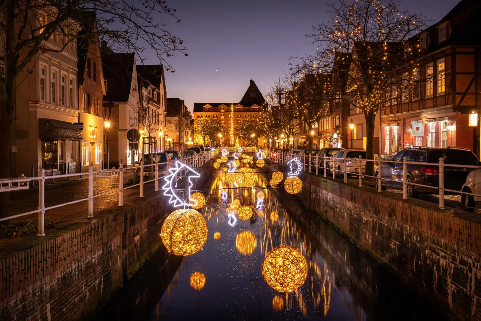 Die Schmücker, professionelle Weihnachtsbeleuchtung Stadt Buxtehude am Fleet mit nachhaltigen Organic Kugeln, Niedersachsen