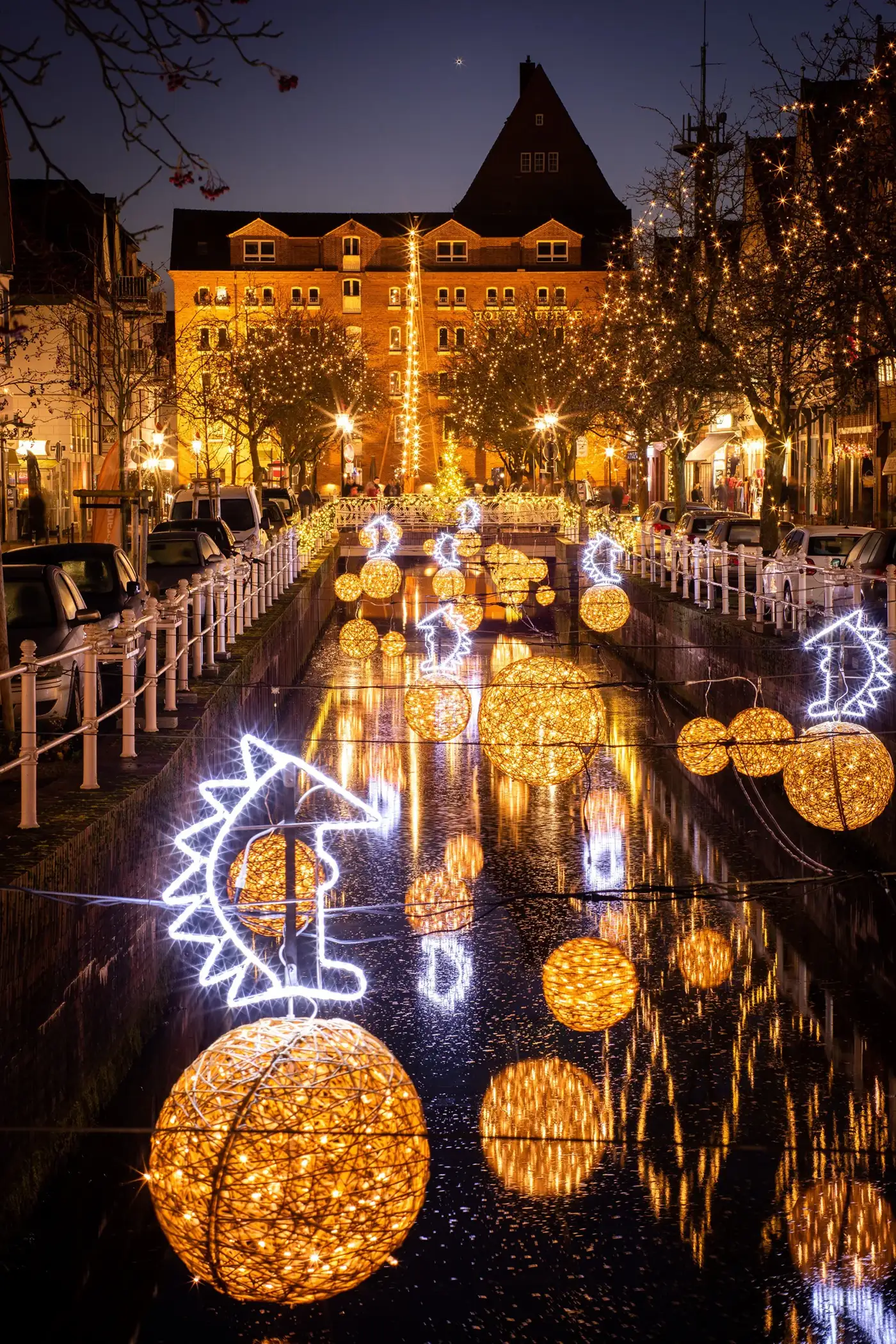 Die Schmücker, professionelle Weihnachtsbeleuchtung Stadt Buxtehude mit nachhaltigen Organic Kugeln, Niedersachsen