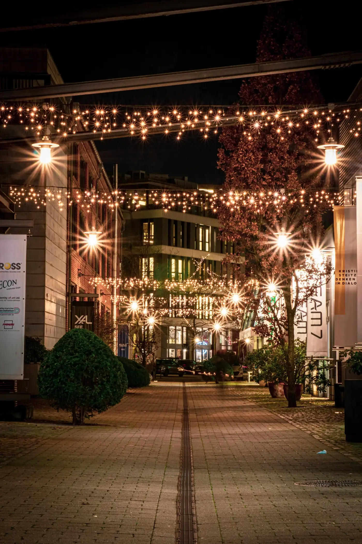 Weihnachtsbeleuchtung als Straßenüberspannung Phoenixhof Altona