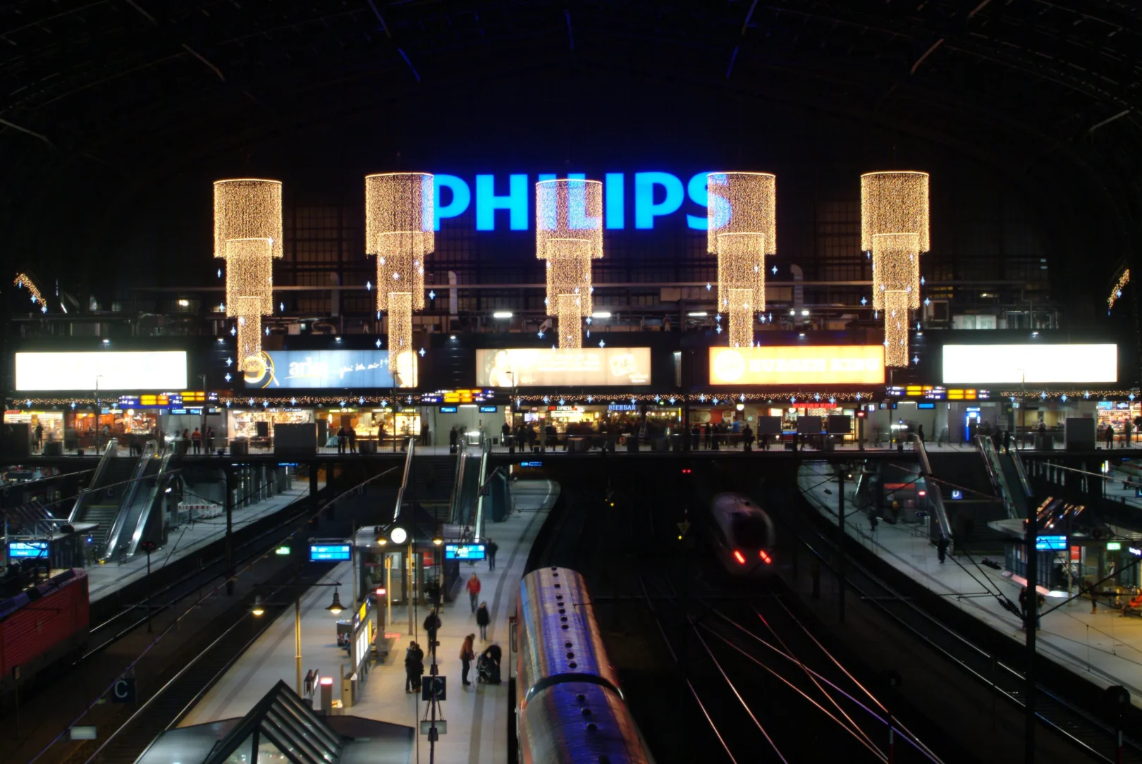 Weihnachtsbeleuchtung für die Wandelhalle im Hauptbahnhof Hamburg