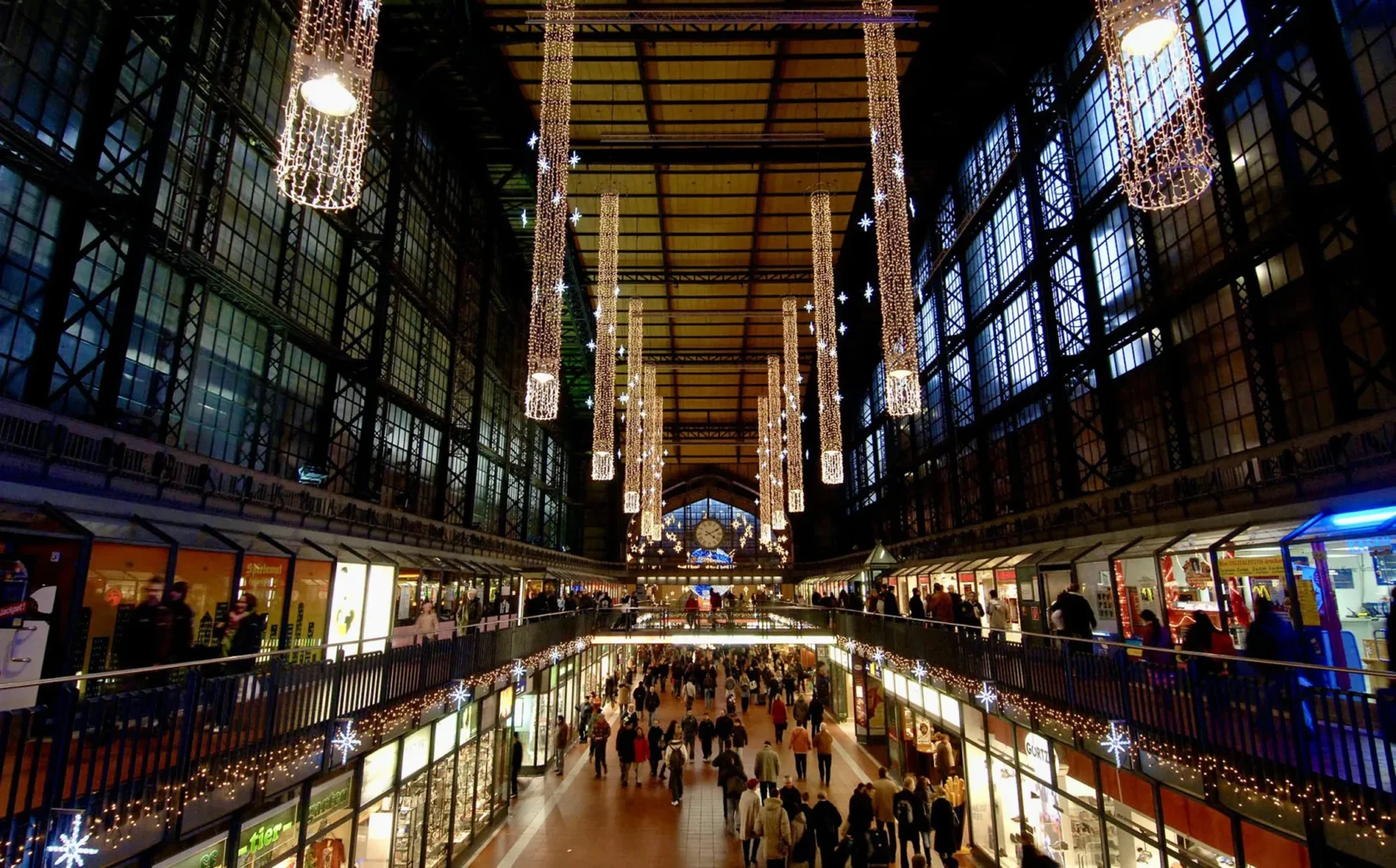 Weihnachtsbeleuchtung für die Wandelhalle im Hauptbahnhof Hamburg