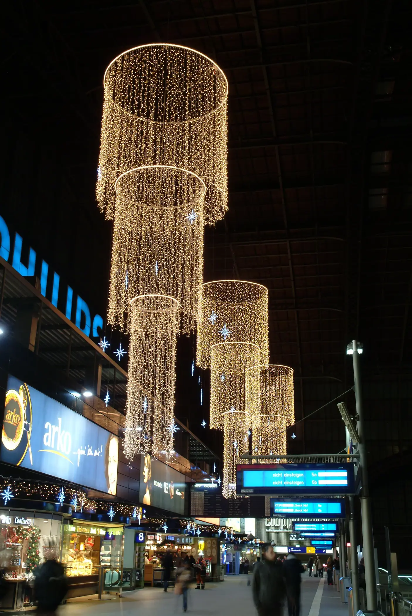 Weihnachtsbeleuchtung für die Wandelhalle im Hauptbahnhof Hamburg