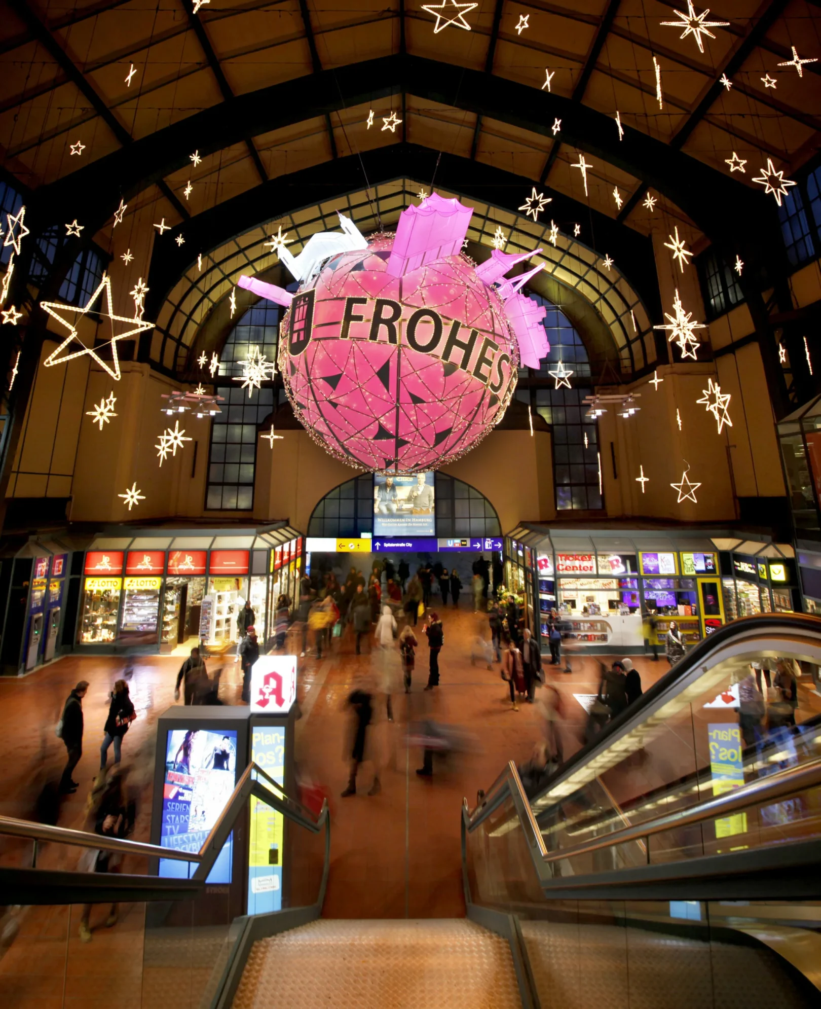 Weihnachtsbeleuchtung für die Wandelhalle im Hauptbahnhof Hamburg