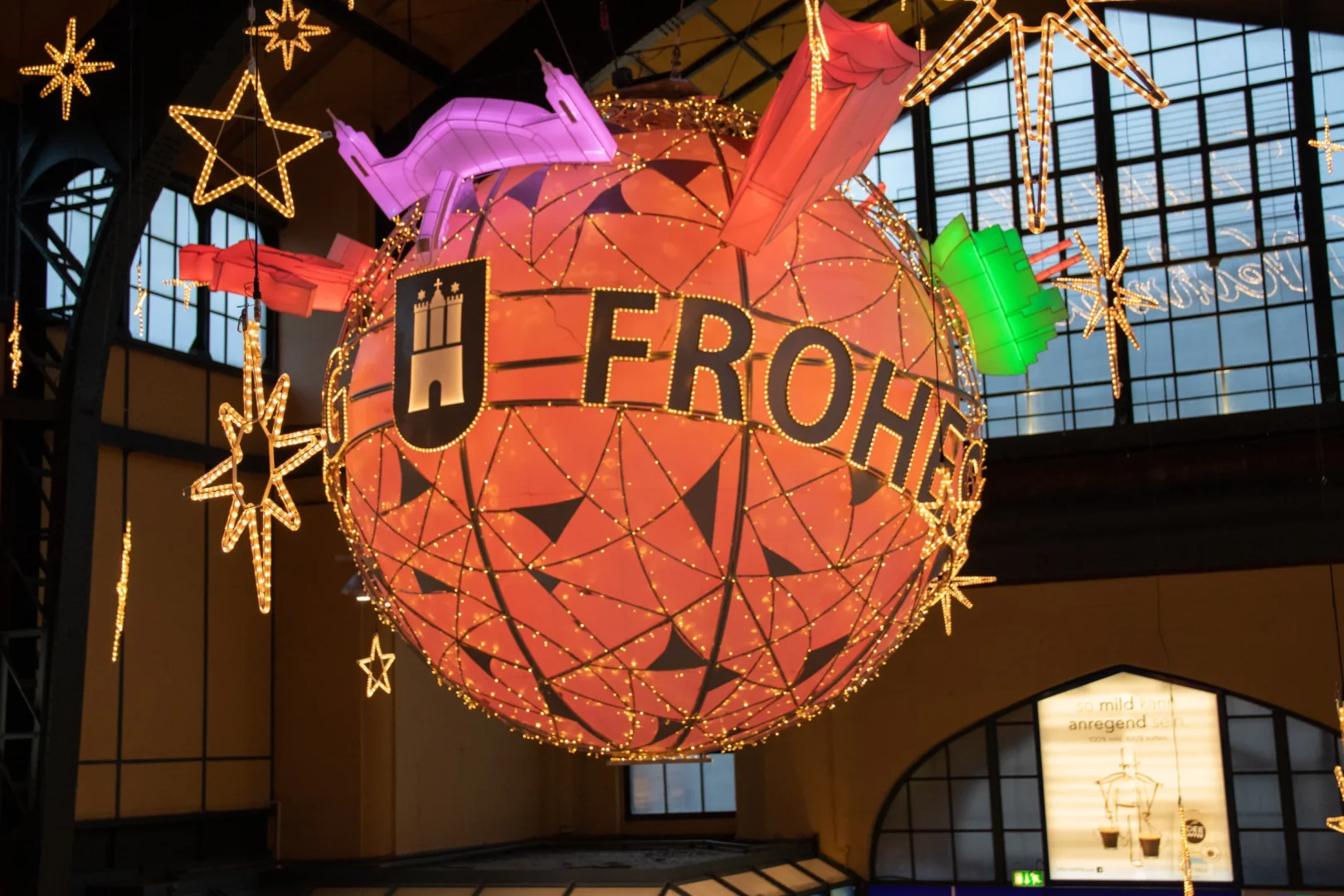 Weihnachtsbeleuchtung für die Wandelhalle im Hauptbahnhof Hamburg