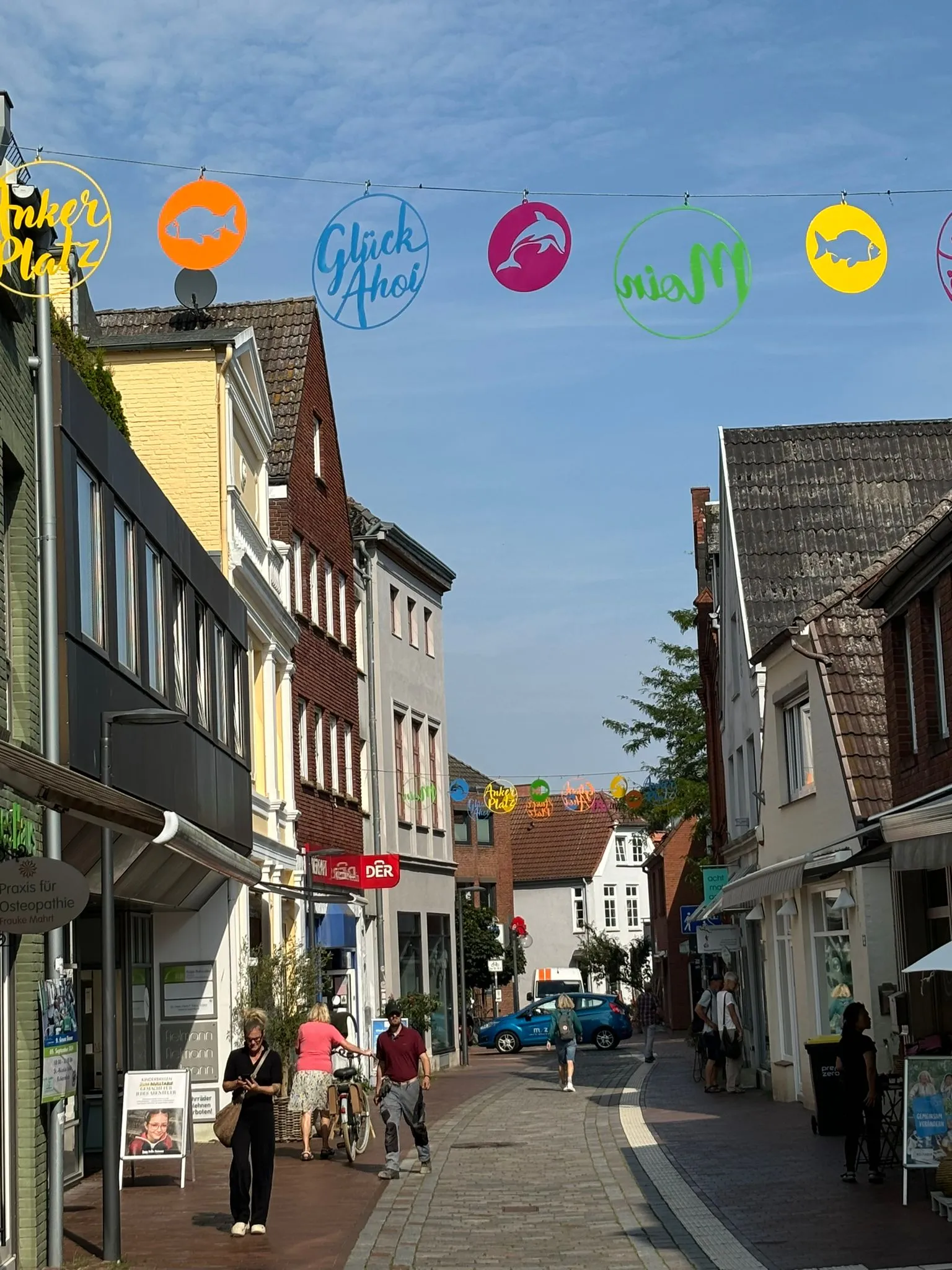 Die Schmücker, saisonale maritime professionelle Dekoration in der Altstadt Eckernförde, Schleswig-Holstein