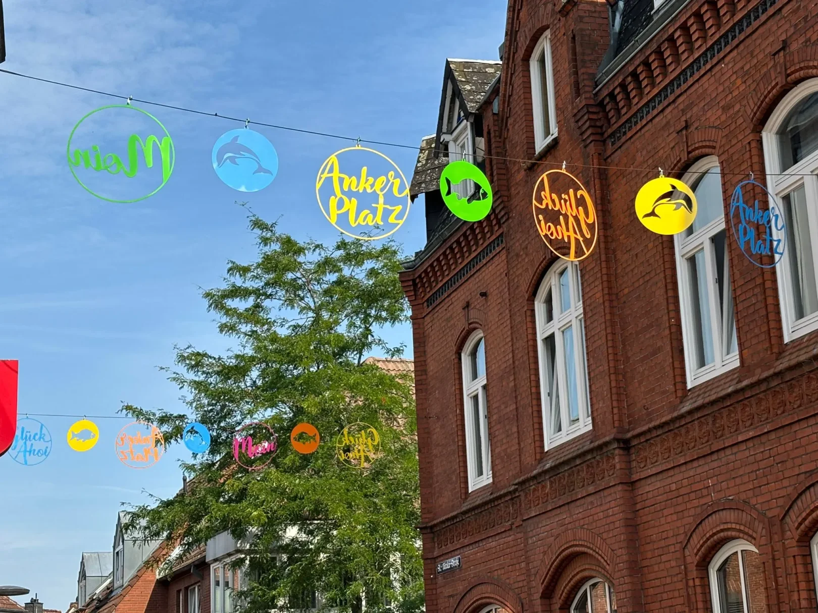 Die Schmücker, saisonale maritime professionelle Dekoration in der Altstadt Eckernförde, Schleswig-Holstein