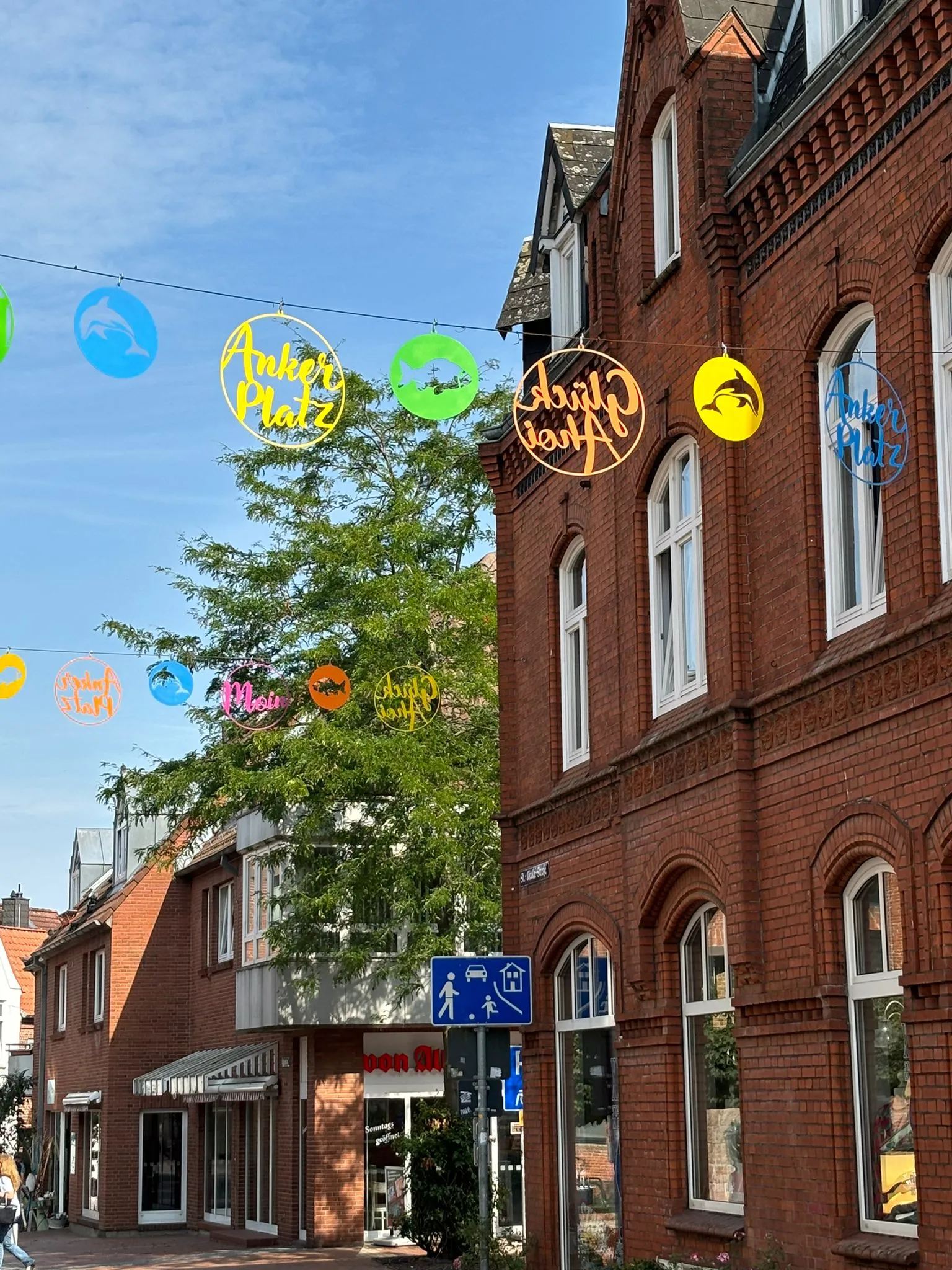 Die Schmücker, saisonale maritime professionelle Dekoration in der Altstadt Eckernförde, Schleswig-Holstein
