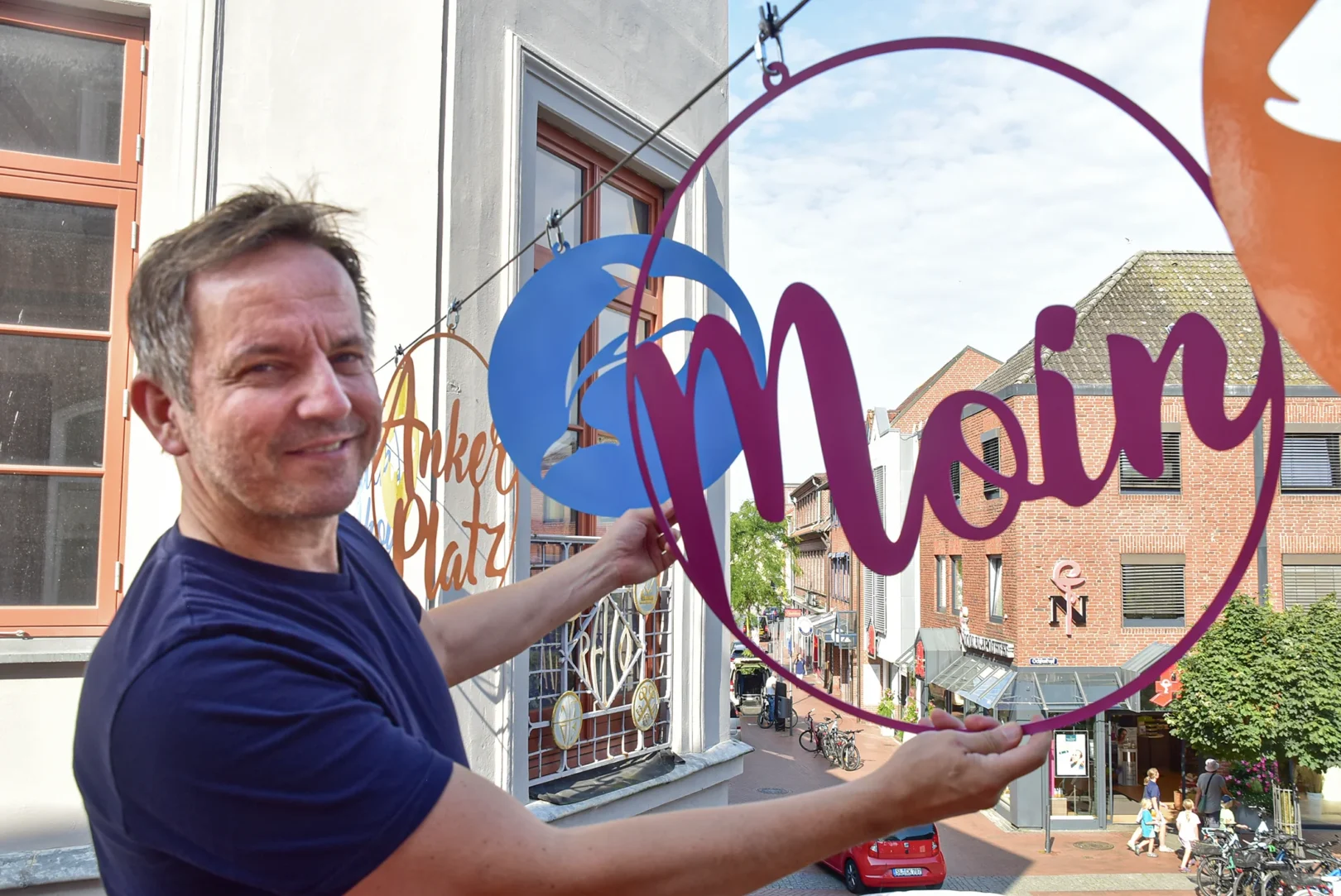 Die Schmücker, saisonale maritime professionelle Dekoration in der Altstadt Eckernförde, Schleswig-Holstein
