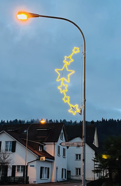 Professionelle Weihnachtsbeleuchtung für Straßenlaternen für Gemeinde Dällikon Schweiz