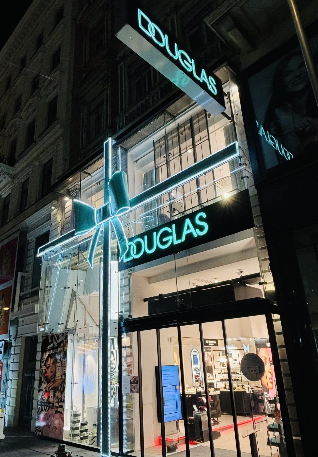Weihnachtsbeleuchtung Douglas in Wien